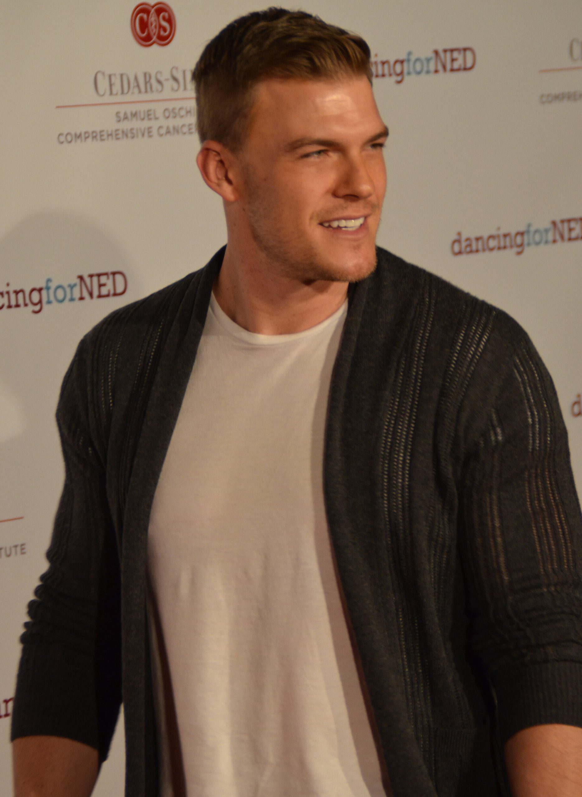 Alan Ritchson (cropped)