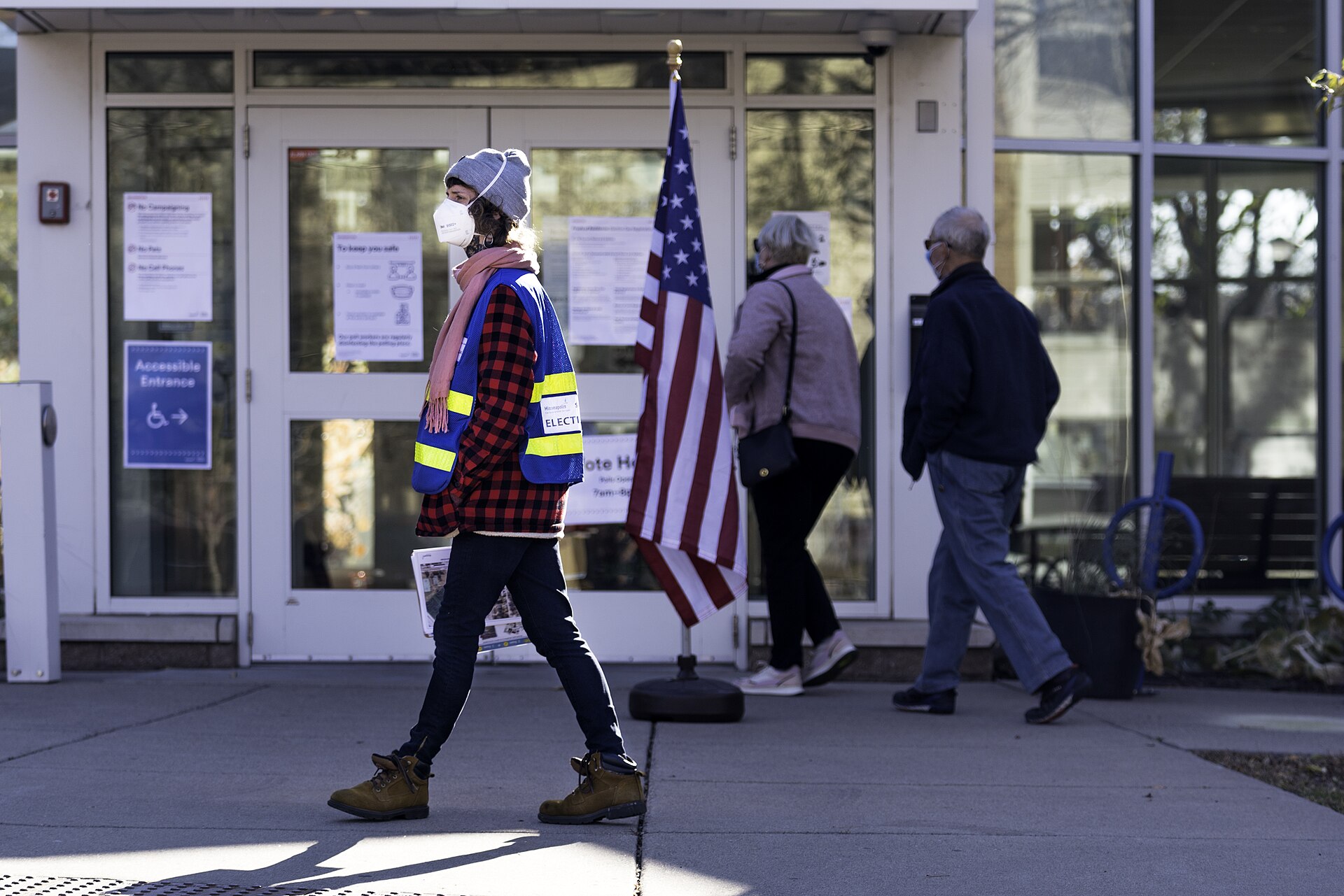 An election official outside and voters outside a voting location in Minneapolis, Minnesota (50566362191)