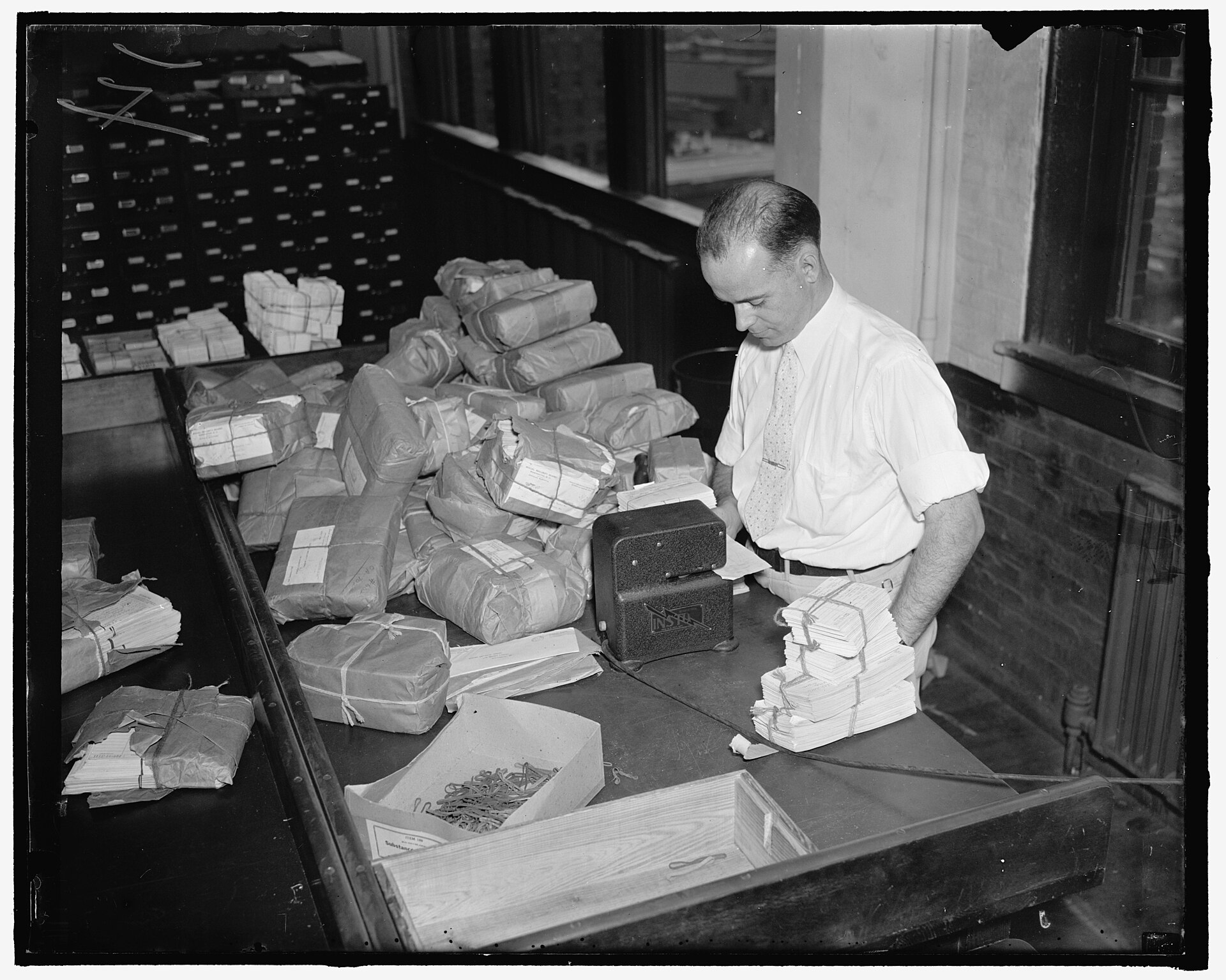 Baltimore, Md. Applications for social security account numbers transmitted to the Boards Office of the Social Security Board, in the Candler(?) Building, Baltimore, Md., in bundles of 500 LCCN2016863073