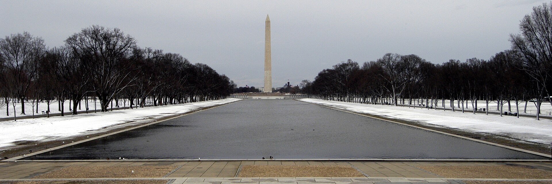 US Navy 050308 N 0295M 013 The Washington Monument sits on the end of the Lincoln Memorial Reflecting Pool on the National Mall in Washington, D.C
