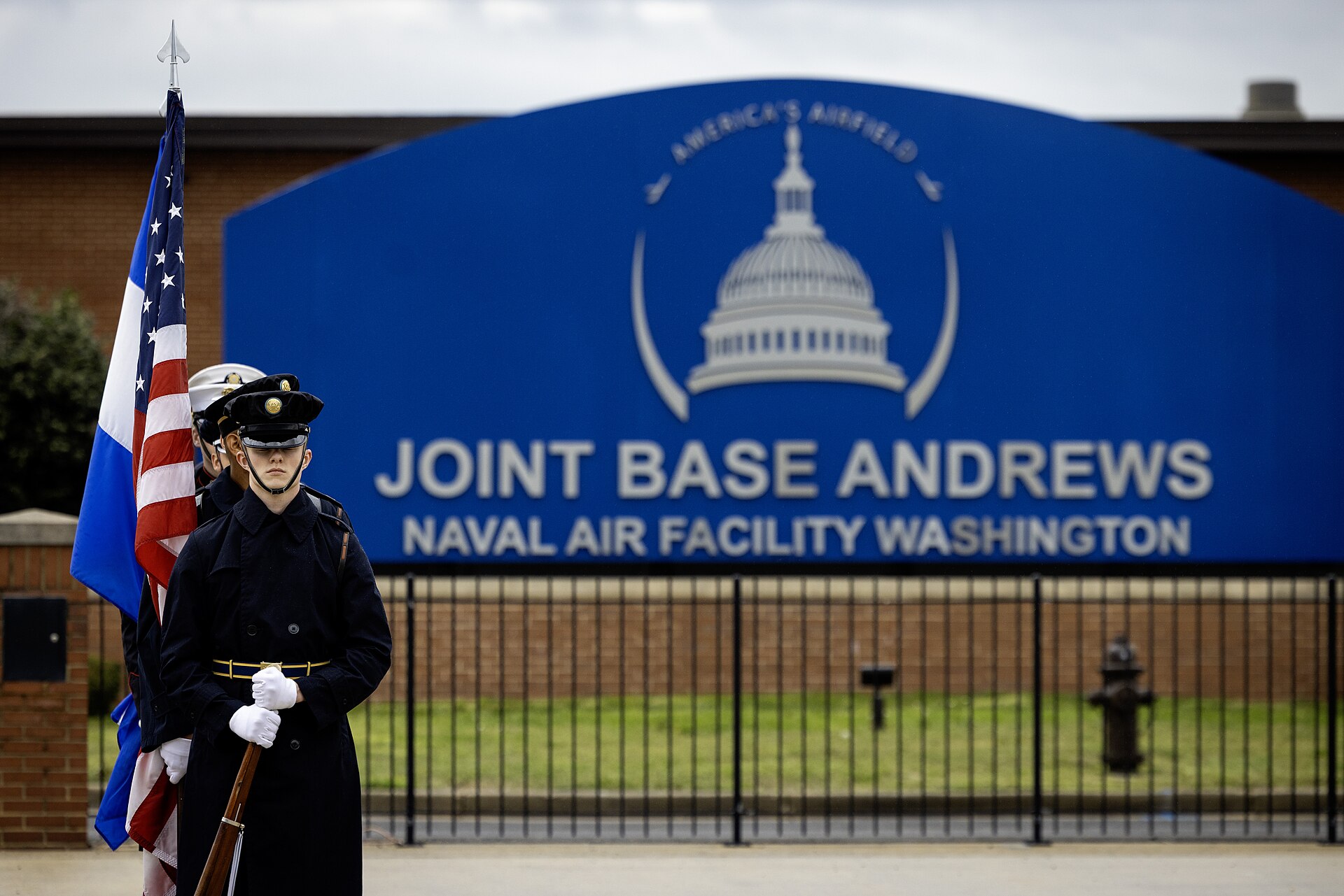 Soldiers at Joint Base Andrews with the American and Salvadoran flags (1)