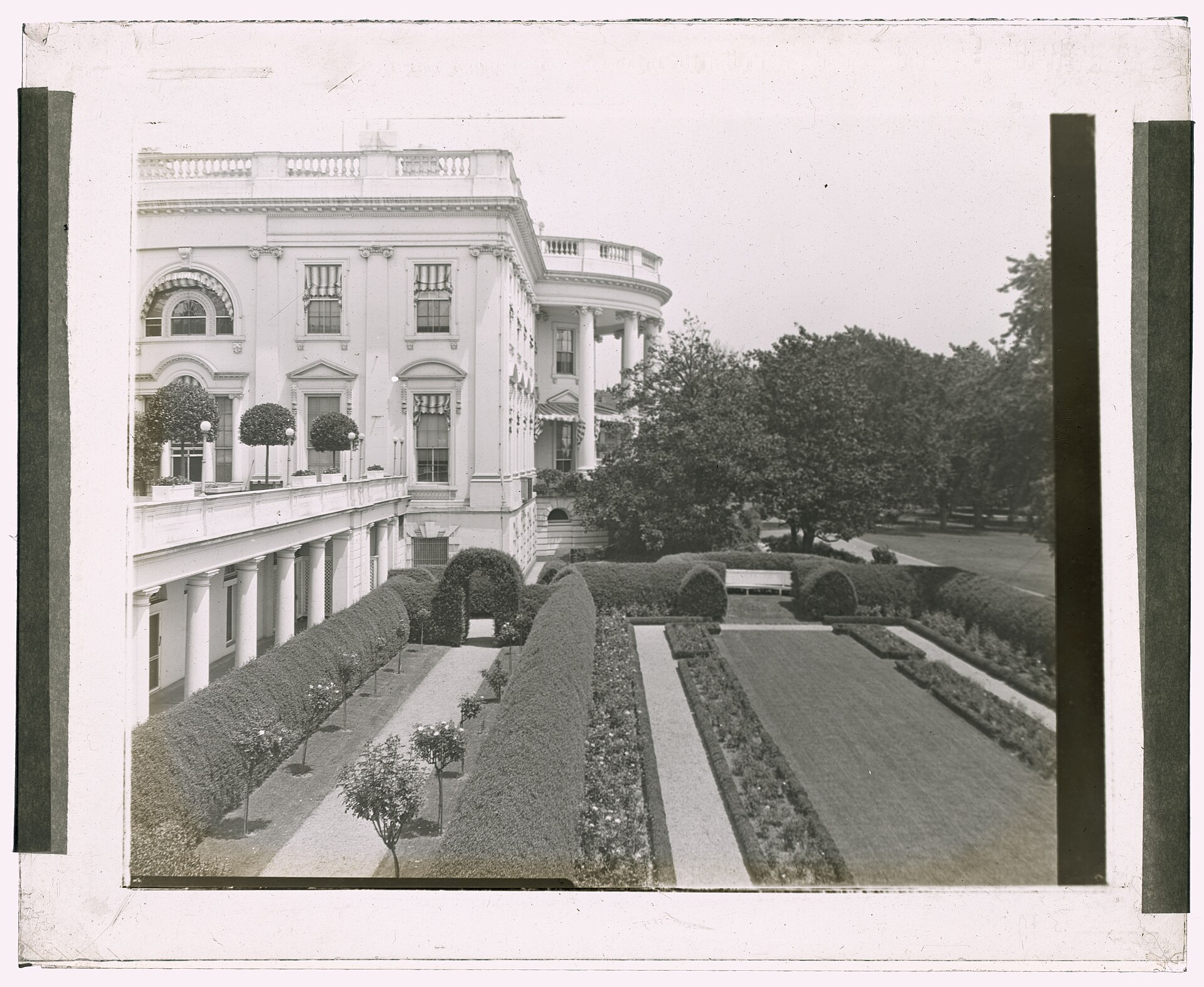 White House, 1600 Pennsylvania Avenue, Washington, D.C. Southwest rose garden LCCN2008675799