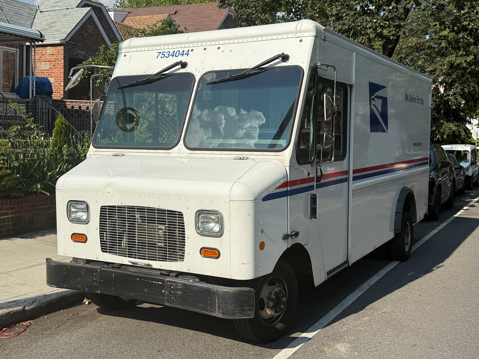 1987 Grumman Long Life Vehicle of the United States Postal Service (mail track 7534044)